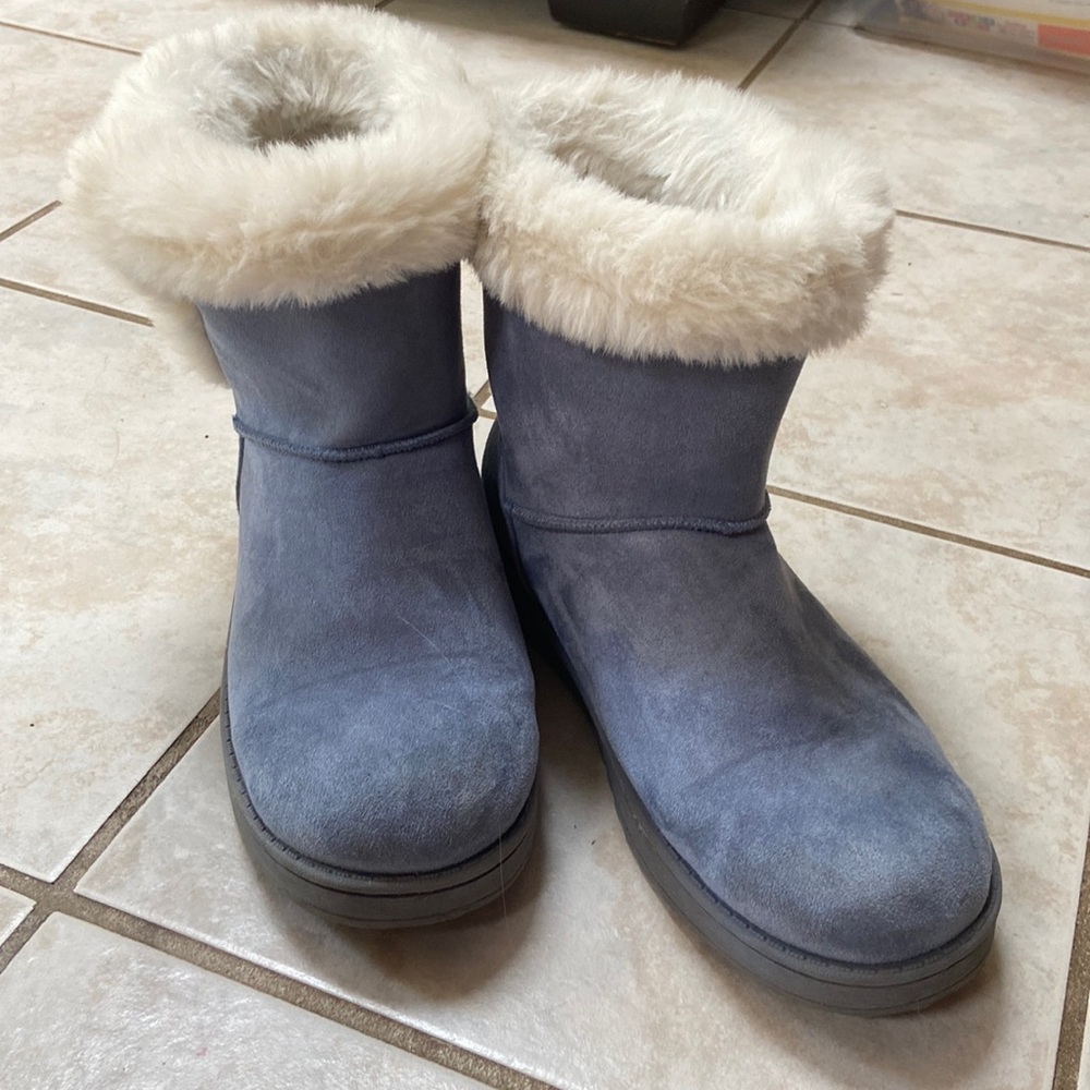 Blue and white fluffy boots ❄️